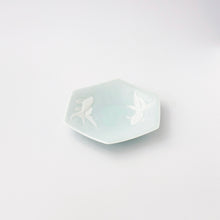画像をギャラリービューアに読み込む, 川崎精一 Seiichi KAWASAKI /050113 陰刻皿 六角金魚 Small Plate Goldfish (Hexagon)