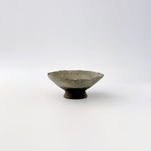 画像をギャラリービューアに読み込む, 5101 Taeko KAJIHARA 梶原妙子 /Pedestal bowl 粉打(黒)高台繋ぎ小鉢