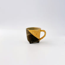 画像をギャラリービューアに読み込む, Taeko KAJIHARA 梶原妙子 /3602B Cup Different Soil Pattern  合わせ乱掻(黄・黒)3つ足カップ