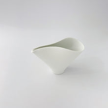 画像をギャラリービューアに読み込む, Hisaki SHOMURA 庄村久喜 / Spouted Bowl for Serving Sake (katakuchi) 磯の片口 2