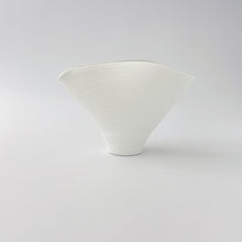 画像をギャラリービューアに読み込む, Hisaki SHOMURA 庄村久喜 / Spouted Bowl for Serving Sake (katakuchi) 磯の片口 2