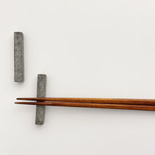 画像をギャラリービューアに読み込む, 8002A Taeko KAJIHARA  梶原妙子 / A箸置(大)粉打(黒) Chopstick Rest