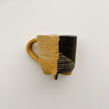 画像をギャラリービューアに読み込む, Taeko KAJIHARA 梶原妙子 /3602C Cup Different Soil Pattern  合わせ乱掻(黄・黒)3つ足カップC