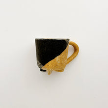 画像をギャラリービューアに読み込む, Taeko KAJIHARA 梶原妙子 /3602C Cup Different Soil Pattern  合わせ乱掻(黄・黒)3つ足カップC