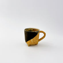 画像をギャラリービューアに読み込む, Taeko KAJIHARA 梶原妙子 /3602C Cup Different Soil Pattern  合わせ乱掻(黄・黒)3つ足カップC
