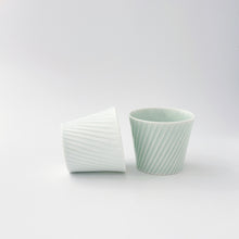 画像をギャラリービューアに読み込む, 中尾純 Jun NAKAO / 白磁・青白磁 線彫 蕎麦猪口(斜め) White / Bluish-white Porcelain Line-Carved Soba Cup 0405