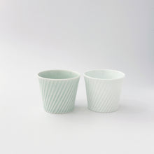 画像をギャラリービューアに読み込む, 中尾純 Jun NAKAO / 白磁・青白磁 線彫 蕎麦猪口(斜め) White / Bluish-white Porcelain Line-Carved Soba Cup 0405