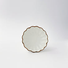 画像をギャラリービューアに読み込む, 皓洋窯 Kouyou Kiln /420303 高台菊小鉢 渕さびバニラ(白)Small Footed Bowl