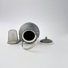 画像をギャラリービューアに読み込む, 金善窯 Kanezen Kiln / 430504 T土瓶 黒錆(網付き・ツル付き)Black Rust Glaze Tea Server (with Tea Strainer & Handle)