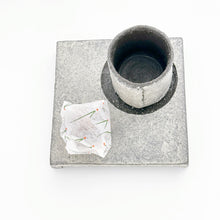 画像をギャラリービューアに読み込む, 4110 Taeko KAJIHARA 梶原妙子 / Round Curved Square Plate 粉打(黒)丸彫二方足正方皿 10cm×10cm