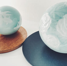 画像をギャラリービューアに読み込む, 川崎精一 Seiichi KAWASAKI/ 金魚陰刻ランプ小 Small Lamp incised with Goldfish (Bluish White Porcelain)050111