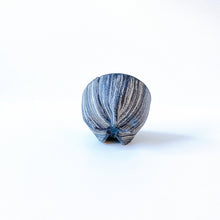 画像をギャラリービューアに読み込む, 3306 Taeko KAJIHARA 梶原妙子 / 5 Legs Cup 刷毛目(黒)寄せ足碗(小)