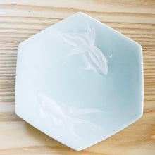 画像をギャラリービューアに読み込む, 川崎精一 Seiichi KAWASAKI /陰刻皿 六角金魚 Small Plate Goldfish (Hexagon)