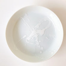画像をギャラリービューアに読み込む, 202 井上祐希 Yuki INOUE / 釉滴付立皿(M)WHITE Plate with Glaze Raindrop Pattern (M)