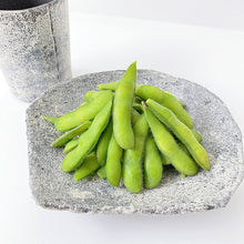 画像をギャラリービューアに読み込む, 4109 Taeko KAJIHARA 梶原妙子 / Plate with Three legs 粉打(黒)変形足付皿