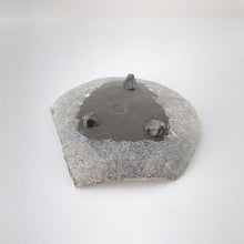 画像をギャラリービューアに読み込む, 4109 Taeko KAJIHARA 梶原妙子 / Plate with Three legs 粉打(黒)変形足付皿
