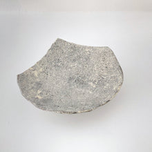 画像をギャラリービューアに読み込む, 4109 Taeko KAJIHARA 梶原妙子 / Plate with Three legs 粉打(黒)変形足付皿