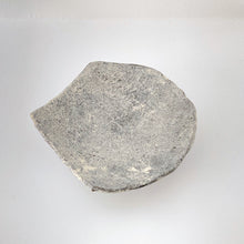 画像をギャラリービューアに読み込む, 4109 Taeko KAJIHARA 梶原妙子 / Plate with Three legs 粉打(黒)変形足付皿