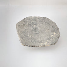 画像をギャラリービューアに読み込む, 4109 Taeko KAJIHARA 梶原妙子 / Plate with Three legs 粉打(黒)変形足付皿