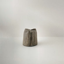 画像をギャラリービューアに読み込む, 3302 Taeko KAJIHARA 梶原妙子 / Tea Cup with 3 Legs 刷毛目(黒)三つ足湯吞