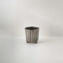 画像をギャラリービューアに読み込む, 3302 Taeko KAJIHARA 梶原妙子 / Tea Cup with 3 Legs 刷毛目(黒)三つ足湯吞