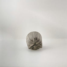 画像をギャラリービューアに読み込む, 3302 Taeko KAJIHARA 梶原妙子 / Tea Cup with 3 Legs 刷毛目(黒)三つ足湯吞