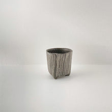 画像をギャラリービューアに読み込む, 3302 Taeko KAJIHARA 梶原妙子 / Tea Cup with 3 Legs 刷毛目(黒)三つ足湯吞