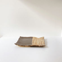 画像をギャラリービューアに読み込む, 3404 Taeko KAJIHARA 梶原妙子 / Square Plate (Red) 刷毛目(赤)四方皿