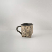 画像をギャラリービューアに読み込む, 3303 Taeko KAJIHARA 梶原妙子 / Cup with 3 Legs 刷毛目(黒)三つ足カップ