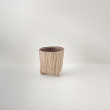 画像をギャラリービューアに読み込む, 3402 Taeko KAJIHARA 梶原妙子 / Tea Cup with 3 Legs  (RED) 刷毛目(赤)三つ足湯吞