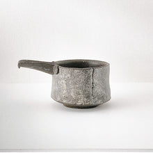 画像をギャラリービューアに読み込む, Taeko KAJIHARA 梶原妙子 / Sake Decanter Katakuchi 粉打(黒)一合片口 単品