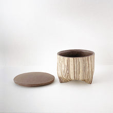 画像をギャラリービューアに読み込む, 2401 Taeko KAJIHARA 梶原妙子 / Bowl with 3 Legs with Lid  刷毛目(赤)三つ足碗蓋付き