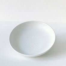 画像をギャラリービューアに読み込む, Hisaki SHOMURA 庄村久喜 /203 Shallow Bowl with line 白妙磁 鉢