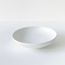 画像をギャラリービューアに読み込む, Hisaki SHOMURA 庄村久喜 /203 Shallow Bowl with line 白妙磁 鉢