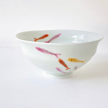 画像をギャラリービューアに読み込む, 一峰窯 Ippo Kiln /  205 Colorful Fish  Rice Bowl (Small) ひねり飯碗 小
