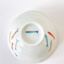 画像をギャラリービューアに読み込む, 一峰窯 Ippo Kiln /  204 Colorful Fish  Rice Bowl (Large) ひねり飯碗 大