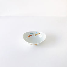 画像をギャラリービューアに読み込む, 一峰窯 Ippo Kiln /  201 Colorful Fish  Oval Small Bowl 彩魚楕円小付