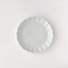画像をギャラリービューアに読み込む, 皓洋窯 Kouyou Kiln / 菊割5寸皿バニラ Plate Chrysanthemum Shape 15cm White