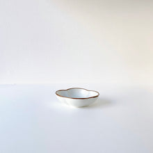 画像をギャラリービューアに読み込む, 皓洋窯 Kouyou Kiln / 420202 木瓜小付 渕さびバニラ Plate Japanese Quince Shape White