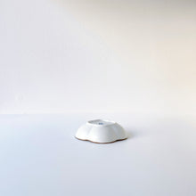 画像をギャラリービューアに読み込む, 皓洋窯 Kouyou Kiln / 420202 木瓜小付 渕さびバニラ Plate Japanese Quince Shape White