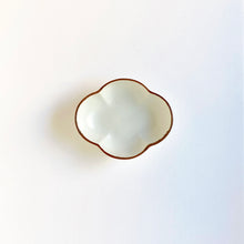 画像をギャラリービューアに読み込む, 皓洋窯 Kouyou Kiln / 420202 木瓜小付 渕さびバニラ Plate Japanese Quince Shape White