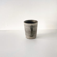 画像をギャラリービューアに読み込む, 3305 Taeko KAJIHARA 梶原妙子 / Mug Cup 刷毛目(黒)マグカップ