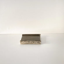 画像をギャラリービューアに読み込む, 4110 Taeko KAJIHARA 梶原妙子 / Round Curved Square Plate 粉打(黒)丸彫二方足正方皿 10cm×10cm