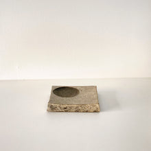 画像をギャラリービューアに読み込む, 4110 Taeko KAJIHARA 梶原妙子 / Round Curved Square Plate 粉打(黒)丸彫二方足正方皿 10cm×10cm