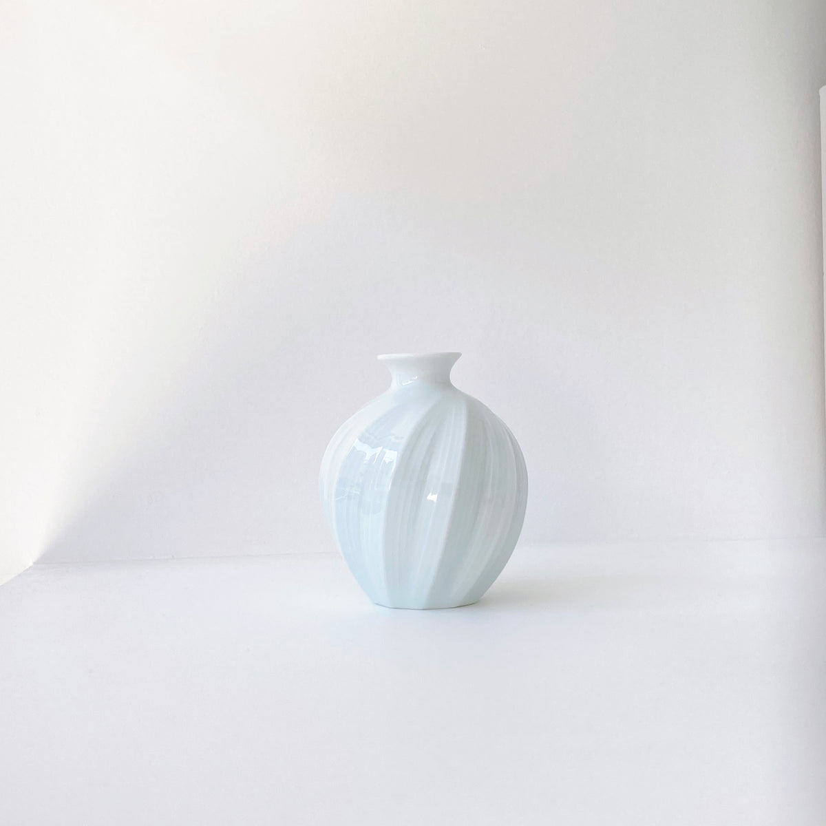 中尾純 Jun NAKAO / 白磁面取線彫徳利・ぐい呑 Sake Set – 陶庵