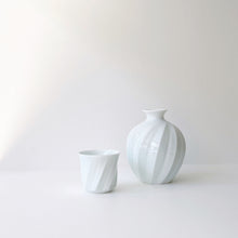 画像をギャラリービューアに読み込む, 中尾純 Jun NAKAO / 白磁面取線彫徳利・ぐい呑 Sake Set 0300