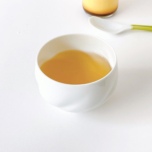 湯呑に熱い番茶　Hot Japanese Tea and pudding