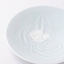 画像をギャラリービューアに読み込む, 川崎精一 Seiichi KAWASAKI /　050114　陰刻皿14cm 椿　Small Plate Camellia

