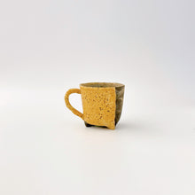 画像をギャラリービューアに読み込む, Taeko KAJIHARA 梶原妙子 /3602B Cup Different Soil Pattern  合わせ乱掻（黄・黒）3つ足カップ
