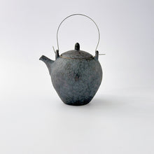 画像をギャラリービューアに読み込む, Kanezen Kiln 金善窯 /  Pot Black Rust Glaze with Tea Strainer   T土瓶 黒錆網付 (ツル）
